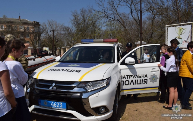 Николаевские полицейские в День гражданской защиты провели для школьников показательные мероприятия Фото № 12 Николаевские полицейские в День гражданской защиты провели для школьников показательные мероприятия Фото № 12