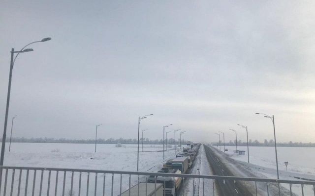 Капризы природы: на трассе по направлению в Киев автомобили стояли в пробке Фото № 0 Капризы природы: на трассе по направлению в Киев автомобили стояли в пробке Фото № 0