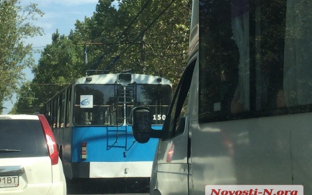 На Центральном проспекте оборвались провода контактной сети, образовалась автопробка Фото № 2 На Центральном проспекте оборвались провода контактной сети, образовалась автопробка Фото № 2