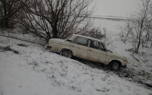 На помощь пришли спасатели: на заснеженной трассе машина улетела в кювет Фото № 0 На помощь пришли спасатели: на заснеженной трассе машина улетела в кювет Фото № 0