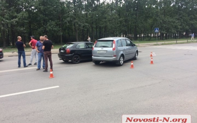 Авария на дороге: перекресток стал слишком мал для двух иномарок Фото № 7 Авария на дороге: перекресток стал слишком мал для двух иномарок Фото № 7