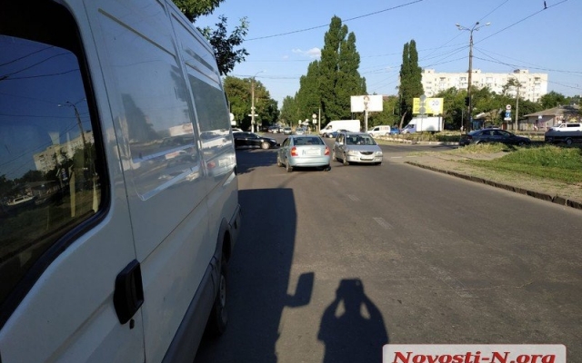 На Чкалова столкнулись два автомобиля Фото № 0 На Чкалова столкнулись два автомобиля Фото № 0