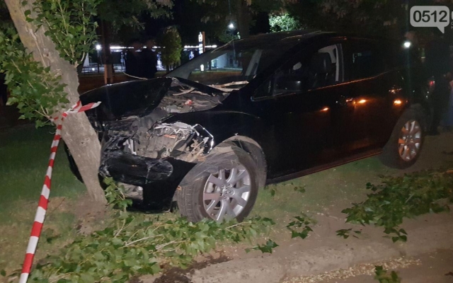 Авария на Космонавтов: автомобиль сбил пешехода, протаранил припаркованную машину и врезался в дерево Фото № 4 Авария на Космонавтов: автомобиль сбил пешехода, протаранил припаркованную машину и врезался в дерево Фото № 4