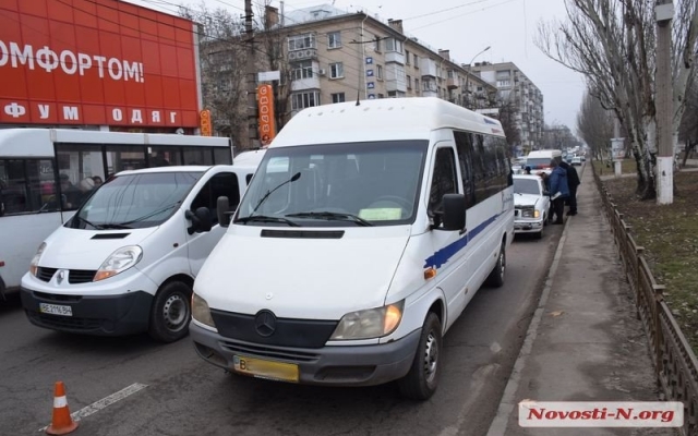 На Центральном проспекте столкнулись автомобиль и маршрутка Фото № 3 На Центральном проспекте столкнулись автомобиль и маршрутка Фото № 3