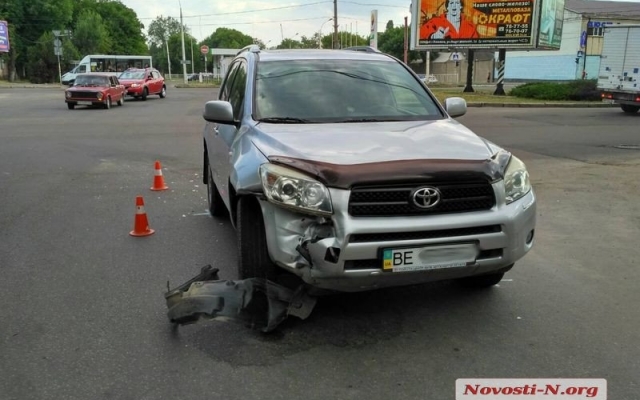 Водитель автомобиля «ВАЗ-2104» решил проскочить на красный свет светофора и столкнулся с иномаркой Фото № 0 Водитель автомобиля «ВАЗ-2104» решил проскочить на красный свет светофора и столкнулся с иномаркой Фото № 0