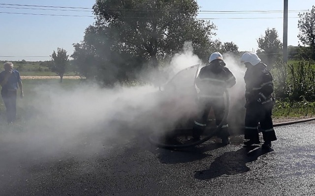 В Очаковском районе загорелся автомобиль, припаркованный на обочине дороги Фото № 1 В Очаковском районе загорелся автомобиль, припаркованный на обочине дороги Фото № 1