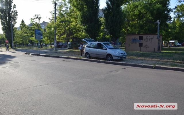 На Чкалова иномарка попала в яму и вылетела на бордюр Фото № 1 На Чкалова иномарка попала в яму и вылетела на бордюр Фото № 1