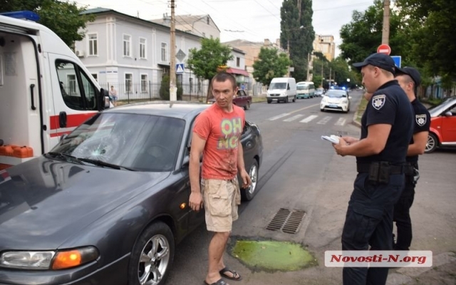 На Большой Морской автомобиль Mazda 626 сбил на пешеходном переходе пожилого мужчину Фото № 3 На Большой Морской автомобиль Mazda 626 сбил на пешеходном переходе пожилого мужчину Фото № 3