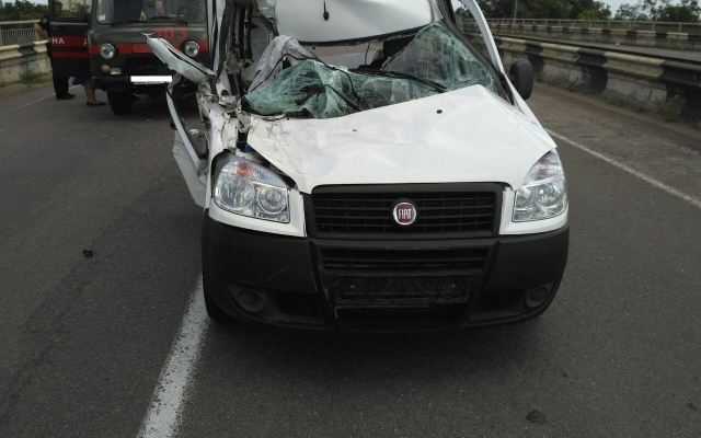 На трассе автомобиль Fiat Doblo на большой скорости «влетел» в грузовик, пострадали трое детей Фото № 0 На трассе автомобиль Fiat Doblo на большой скорости «влетел» в грузовик, пострадали трое детей Фото № 0