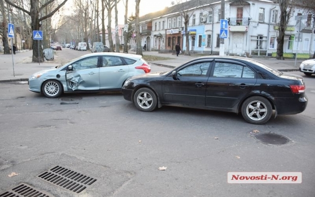На Спасской водитель так сильно спешил, что не пропустил другой автомобиль Фото № 4 На Спасской водитель так сильно спешил, что не пропустил другой автомобиль Фото № 4