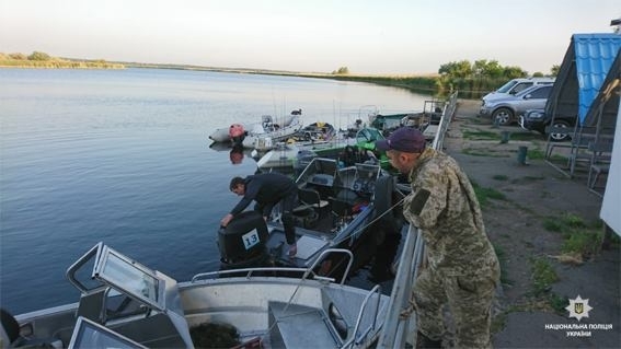 На Южном Буге сотрудники полиции выявили браконьера-водолаза, успевшего выловить более 100 раков Фото № 8 На Южном Буге сотрудники полиции выявили браконьера-водолаза, успевшего выловить более 100 раков Фото № 8