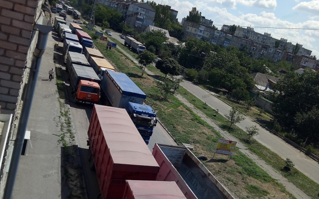 На Авангардной скопилось большое количество зерновозов, движение на Богоявленском проспекте частично заблокировано Фото № 3 На Авангардной скопилось большое количество зерновозов, движение на Богоявленском проспекте частично заблокировано Фото № 3