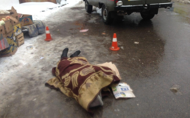 В районе Центрального рынка женщина почувствовала себя плохо, потеряла сознание и скончалась до приезда «скорой помощи» (видео 18+) Фото № 1 В районе Центрального рынка женщина почувствовала себя плохо, потеряла сознание и скончалась до приезда «скорой помощи» (видео 18+) Фото № 1