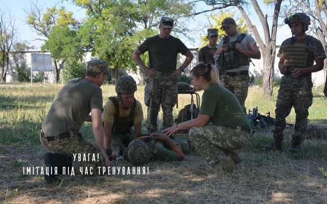 Во время учений десантники оказания неотложной медицинской помощи «раненому» в «красной» зоне Фото № 17 Во время учений десантники оказания неотложной медицинской помощи «раненому» в «красной» зоне Фото № 17