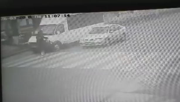 Появилось видео, как на пешеходном переходе маршрутка сбила женщину Фото № 1 Появилось видео, как на пешеходном переходе маршрутка сбила женщину Фото № 1