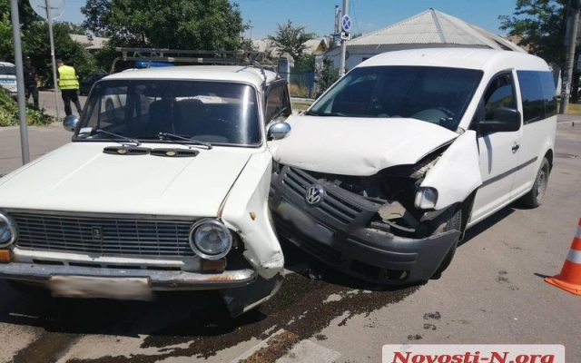 На Чигрина столкнулись два автомобиля, пострадали два человека Фото № 0 На Чигрина столкнулись два автомобиля, пострадали два человека Фото № 0