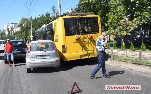 На Генерала Карпенко столкнулись две иномарки: троллейбус попытался их объехать, но не вышло - образовалась большая автопробка Фото № 0 На Генерала Карпенко столкнулись две иномарки: троллейбус попытался их объехать, но не вышло - образовалась большая автопробка Фото № 0