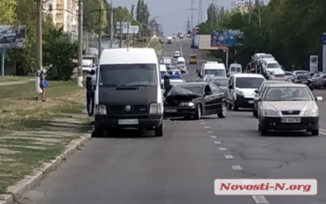На Космонавтов автомобиль врезался в припаркованный микроавтобус Фото № 7 На Космонавтов автомобиль врезался в припаркованный микроавтобус Фото № 7