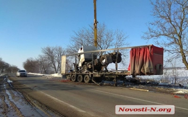 На трассе груженный луком седельный тягач MAN перевернулся на скользкой дороге Фото № 3 На трассе груженный луком седельный тягач MAN перевернулся на скользкой дороге Фото № 3