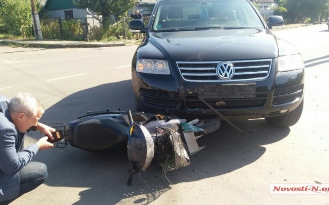 Под колесами иномарки оказался мопедист, его с травмами госпитализировали в больницу Фото № 0 Под колесами иномарки оказался мопедист, его с травмами госпитализировали в больницу Фото № 0