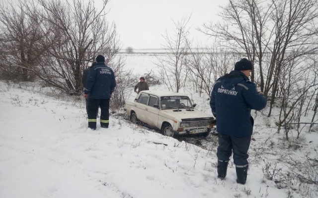 На помощь пришли спасатели: на заснеженной трассе машина улетела в кювет Фото № 1 На помощь пришли спасатели: на заснеженной трассе машина улетела в кювет Фото № 1
