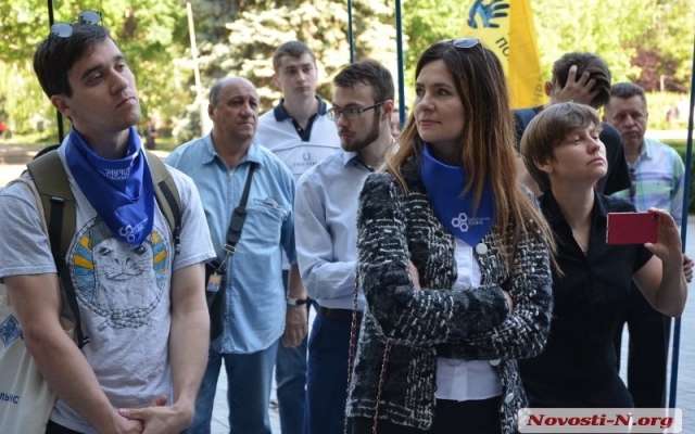 Представители шести партий митингуют под зданием Николаевой облгосадминистрации, требуя выборы по «открытым спискам» Фото № 1 Представители шести партий митингуют под зданием Николаевой облгосадминистрации, требуя выборы по «открытым спискам» Фото № 1