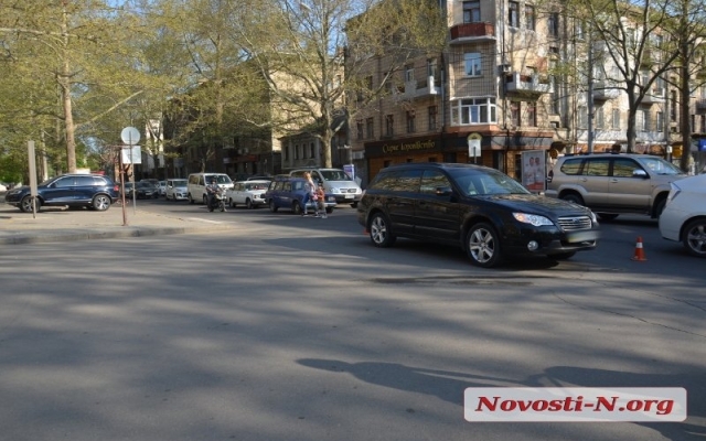 На Соборной под колесами иномарки оказался велосипедист, образовалась большая автомобильная пробка Фото № 4 На Соборной под колесами иномарки оказался велосипедист, образовалась большая автомобильная пробка Фото № 4