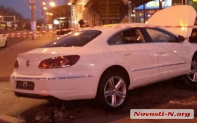 На Центральном проспекте автомобиль на скорости вылетел с проезжей части на тротуар, водитель был пьян Фото № 1 На Центральном проспекте автомобиль на скорости вылетел с проезжей части на тротуар, водитель был пьян Фото № 1