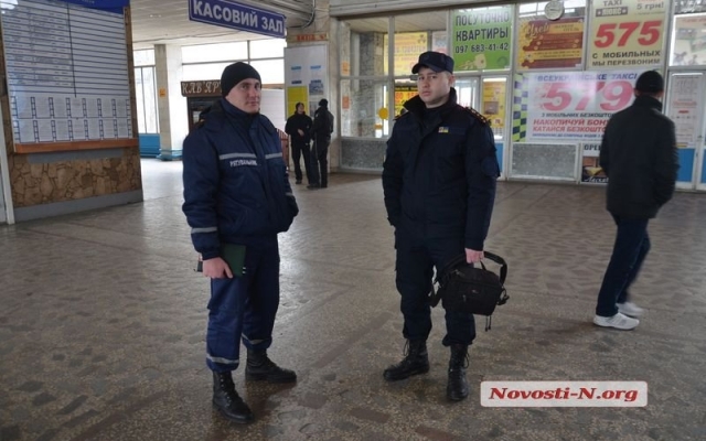 В Николаеве эвакуировали пассажиров ж/д вокзала: в здании обнаружили «бомбу» Фото № 5 В Николаеве эвакуировали пассажиров ж/д вокзала: в здании обнаружили «бомбу» Фото № 5