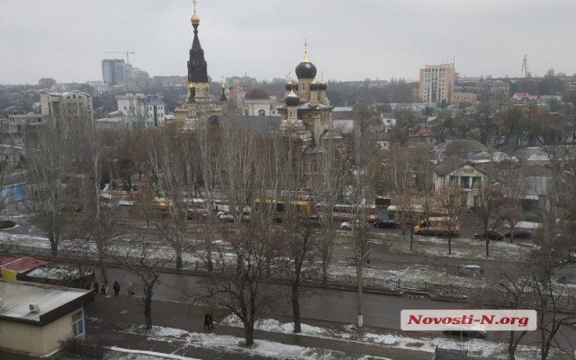 На Центральном проспекте произошла авария с участием иномарки и троллейбуса, образовалась автомобильная пробка Фото № 3 На Центральном проспекте произошла авария с участием иномарки и троллейбуса, образовалась автомобильная пробка Фото № 3