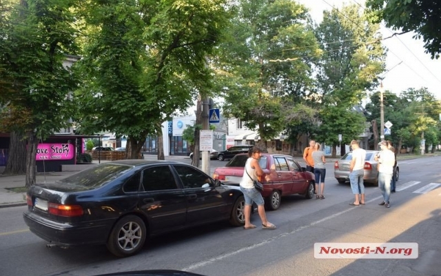 Движение на Большой Морской заблокировано: два дорожных инцидента с участием трех машин и троллейбуса Фото № 5 Движение на Большой Морской заблокировано: два дорожных инцидента с участием трех машин и троллейбуса Фото № 5
