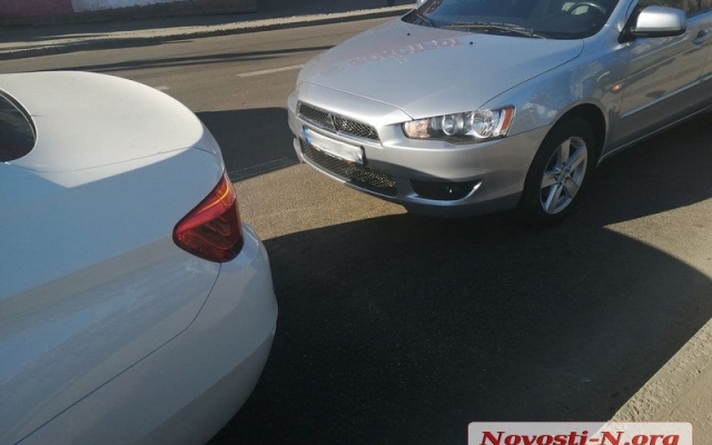 В районе Центрального рынка авария с участием трех машин, образовалась автопробка Фото № 0 В районе Центрального рынка авария с участием трех машин, образовалась автопробка Фото № 0