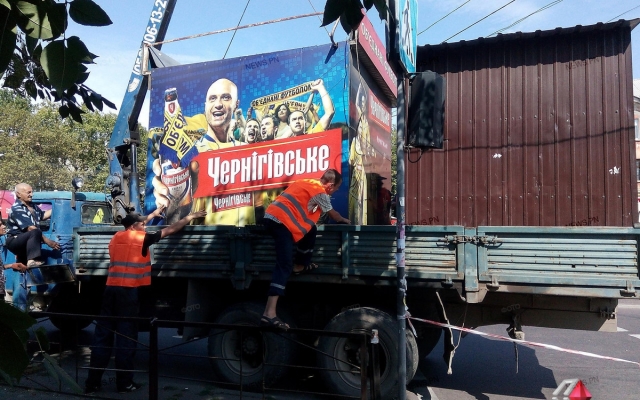 В Николаеве рядом с рынком «Южный» снесли незаконные МАФы Фото № 2 В Николаеве рядом с рынком «Южный» снесли незаконные МАФы Фото № 2
