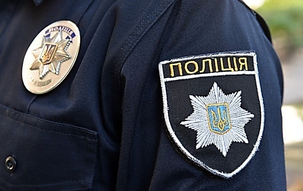 Водителя оштрафовали на 1700 гривен за то, что в состоянии алкогольного опьянения почти километр провез полицейского на капоте Фото № 0 Водителя оштрафовали на 1700 гривен за то, что в состоянии алкогольного опьянения почти километр провез полицейского на капоте Фото № 0
