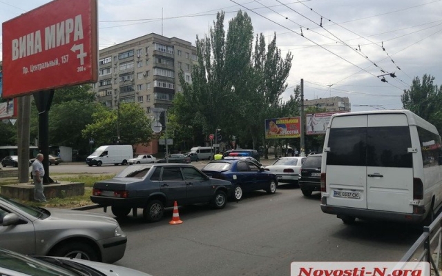 Из-за неработающего светофора на Центральном проспекте столкнулись три автомобиля, есть пострадавшие Фото № 5 Из-за неработающего светофора на Центральном проспекте столкнулись три автомобиля, есть пострадавшие Фото № 5