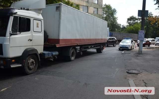 На Никольской патрульная машина столкнулась с грузовым автомобилем с прицепом Фото № 3 На Никольской патрульная машина столкнулась с грузовым автомобилем с прицепом Фото № 3