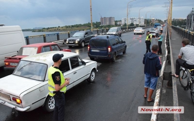 На Варваровском мосту произошла авария, пострадал 10-летний ребенок Фото № 4 На Варваровском мосту произошла авария, пострадал 10-летний ребенок Фото № 4