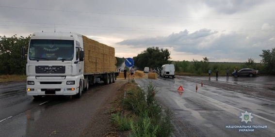 На трассе столкнулись грузовой автомобиль и микроавтобус, есть пострадавшие Фото № 3 На трассе столкнулись грузовой автомобиль и микроавтобус, есть пострадавшие Фото № 3