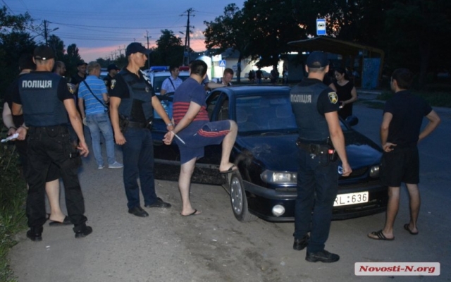 В микрорайоне Широкая Балка полиция задержала двух подозреваемых в торговле наркотиков Фото № 3 В микрорайоне Широкая Балка полиция задержала двух подозреваемых в торговле наркотиков Фото № 3