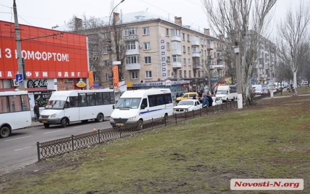 На Центральном проспекте столкнулись автомобиль и маршрутка Фото № 1 На Центральном проспекте столкнулись автомобиль и маршрутка Фото № 1