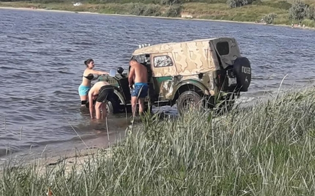«Туристы» прямо на пляже устроили автомойку для своего внедорожника Фото № 1 «Туристы» прямо на пляже устроили автомойку для своего внедорожника Фото № 1