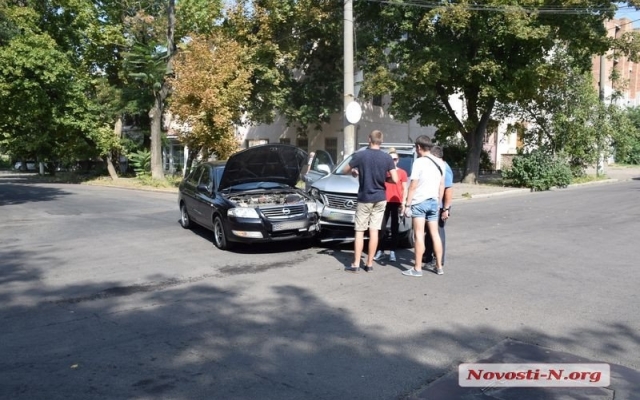 Девушка на иномарке не пропустила автомобиль и допустила столкновение Фото № 3 Девушка на иномарке не пропустила автомобиль и допустила столкновение Фото № 3