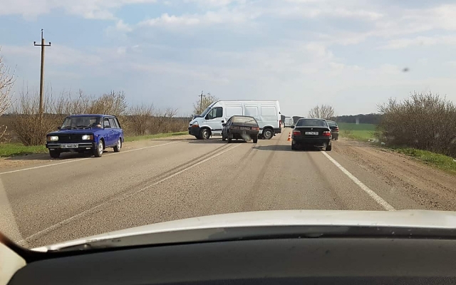 В Николаевской области на трассе столкнулись «ВАЗ» и микроавтобус Фото № 0 В Николаевской области на трассе столкнулись «ВАЗ» и микроавтобус Фото № 0