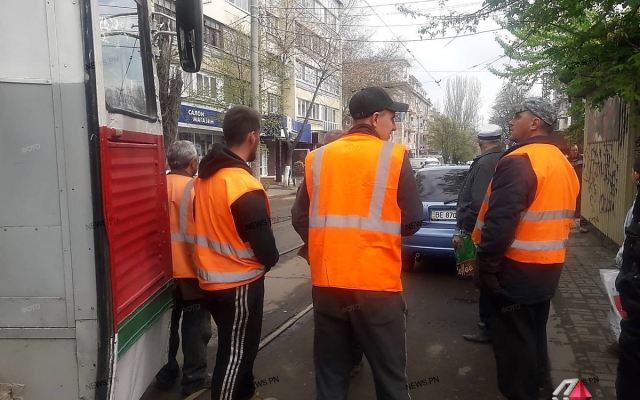 На Потемкинской припаркованный автомобиль заблокировал движение трамваев Фото № 1 На Потемкинской припаркованный автомобиль заблокировал движение трамваев Фото № 1