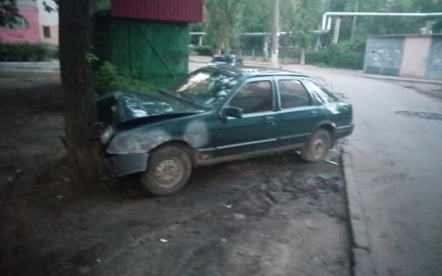 На Космонавтов автомобиль врезался в дерево Фото № 2 На Космонавтов автомобиль врезался в дерево Фото № 2