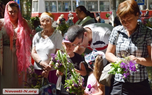 Православные Николаева сегодня отмечают день Святой Троицы Фото № 9 Православные Николаева сегодня отмечают день Святой Троицы Фото № 9
