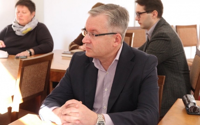 Мэр Николаева Александр Сенкевич пообещал выплатить финансовую помощь мужчине, упавшему с ребенком в люк Фото № 2 Мэр Николаева Александр Сенкевич пообещал выплатить финансовую помощь мужчине, упавшему с ребенком в люк Фото № 2