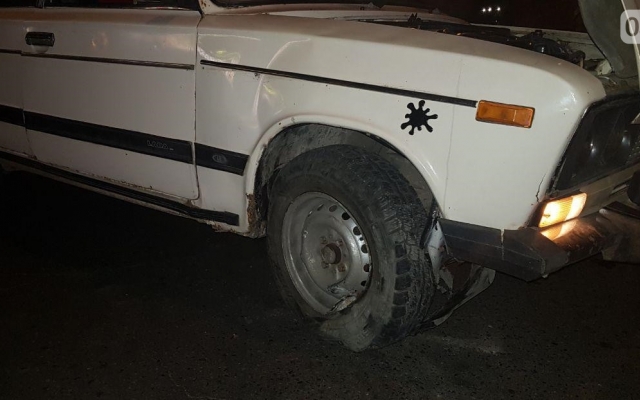 Автомобиль ударился в бордюр и перекрыл движение транспорту Фото № 4 Автомобиль ударился в бордюр и перекрыл движение транспорту Фото № 4
