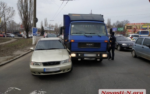 Возле рынка «Колос» столкнулись автомобиль Daewoo и грузовик MAN Фото № 0 Возле рынка «Колос» столкнулись автомобиль Daewoo и грузовик MAN Фото № 0