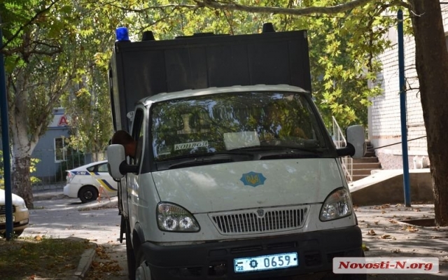 Во время перевозки заключенных в автозаке подконвойный лезвием от бритвы порезал себе вены и живот Фото № 6 Во время перевозки заключенных в автозаке подконвойный лезвием от бритвы порезал себе вены и живот Фото № 6